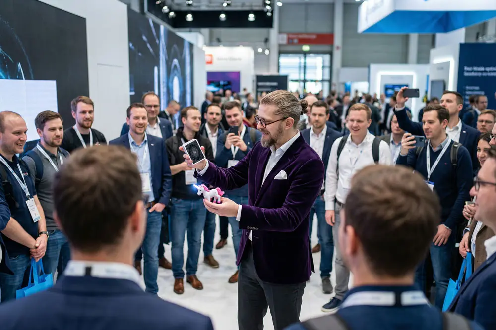 Zauberer als Publikumsmagnet auf einer Messe in Kiel